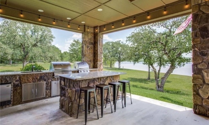 Nocona Casa | Wonderful Family-sized Lake House!