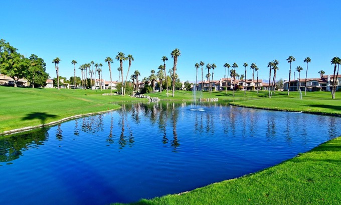 Palm Desert Condominio | Maravillosa vista al campo de golf y al lago !! No hay impuestos por estancia de 27 noches o más.