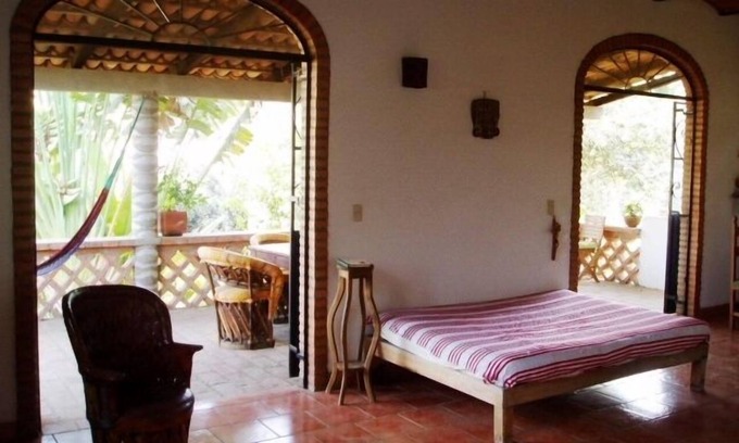 Sayulita Casa | Maravilloso gran porche al aire libre y muchos juegos de puertas francesas = un espacio elegante