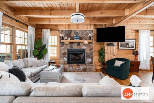 Saugatuck Casa | Wonderful Log Cabin near private beach and lake access