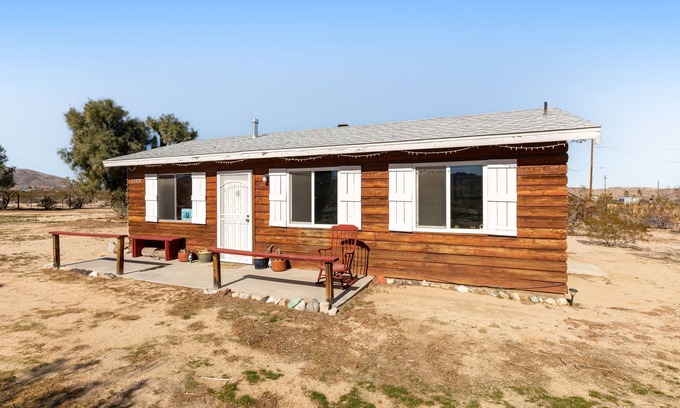 Joshua Tree Cabina | Wonderful mountain view dog-friendly cabin with firepit, patio, & enclosed yard