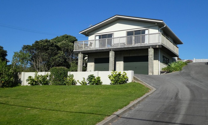 Waikanae Casa | Maravillosa casa de vacaciones con vista al mar 1 de vuelta de la playa