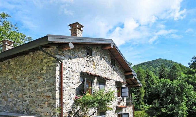 Porto Valtravaglia Casa | Preciosa casa de vacaciones privada para 6 personas con TV, patio, mascotas permitida y aparcamiento