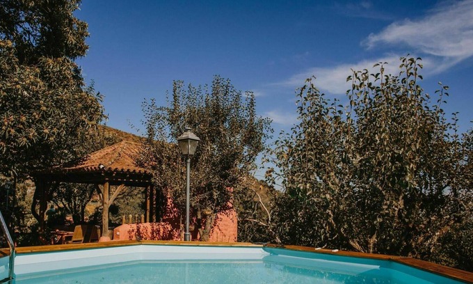 Vega de San Mateo Casa | Estupenda casa de vacaciones privada con WIFI, piscina, TV, patio y mascotas permitida