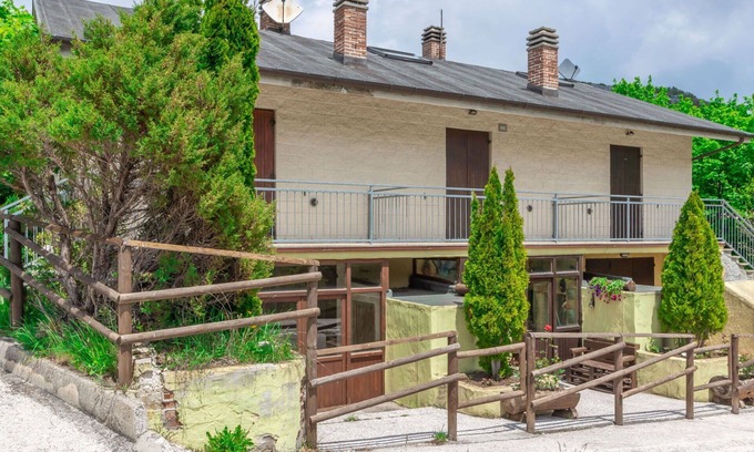 Bolognola Casa | Maravillosa casa de vacaciones privada con WIFI, TV, balcón, mascotas permitida y vista panorámica