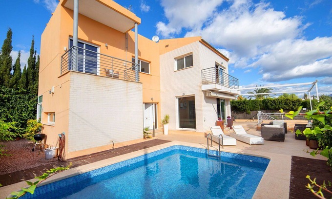 La Colina Casa | Maravillosa casa de vacaciones privada con piscina privada, WIFI, A/C, TV, patio, aparcamiento