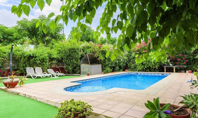 Burriana Casa | Maravillosa casa de vacaciones privada para 4 personas con WIFI, piscina, TV, terraza y aparcamiento