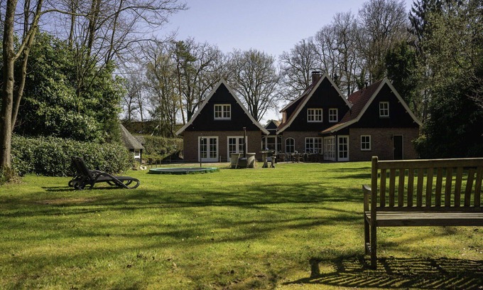 Enschede Villa | Maravillosa casa de vacaciones privada para 20 personas con WIFI, TV y aparcamiento
