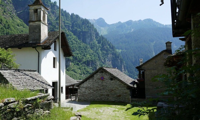 Malvaglia Casa | Maravillosa casa de vacaciones privada para 2 personas con TV, balcón y aparcamiento