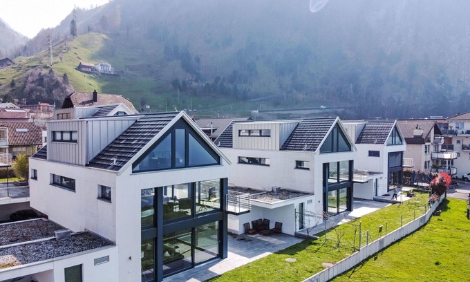 Ruetli Casa | Maravillosa casa de vacaciones privada con WIFI, TV, patio, mascotas permitida y aparcamiento