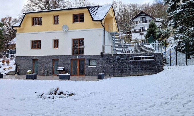 Petrov Villa | Casa de vacaciones privada con WIFI, piscina privada, TV, terraza, mascotas permitida, aparcamiento