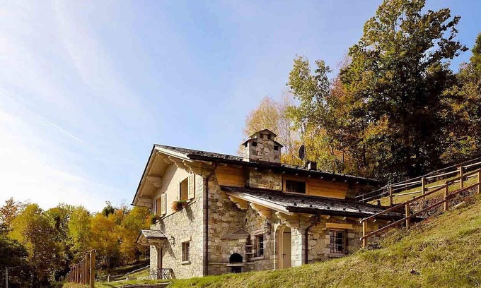 Grosotto Casa | Maravillosa casa de vacaciones privada con WIFI, TV, balcón, mascotas permitida y aparcamiento