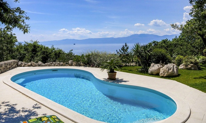 Zurkovo Villa | Preciosa casa de vacaciones privada con WIFI, A/C, piscina privada, TV, terraza y mascotas permitida