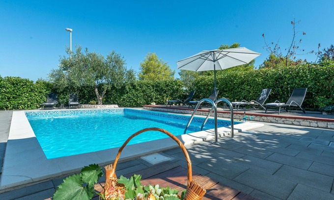 Bilice Casa | Preciosa casa de vacaciones privada con A/C, WIFI, piscina privada, TV, terraza y aparcamiento