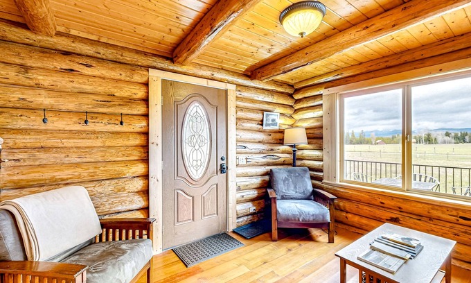 Polebridge Cabina | Wonderful rustic cabin with a full kitchen - near Glacier National Park