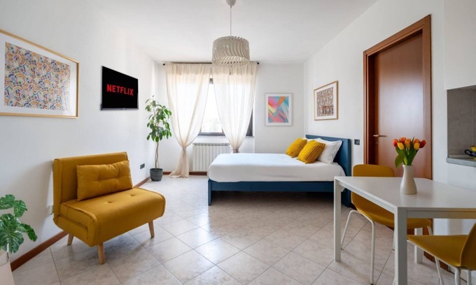 Albate Apartamento | Wonderful studio apartment with Wifi in Como - ideal for couples or small families