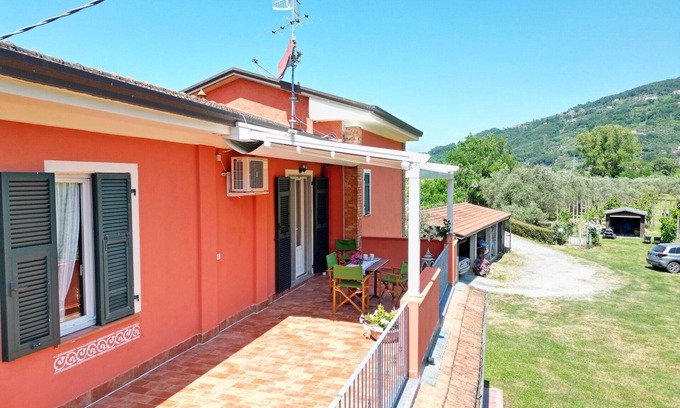 Aulla Villa | Maravillosa casa de vacaciones con A/C, WIFI, TV, terraza y mascotas permitida, cerca de La Spezia