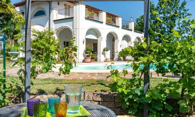Montafia Villa | Preciosa casa de vacaciones para 7 personas con A/C, WIFI, piscina, TV, terraza y aparcamiento