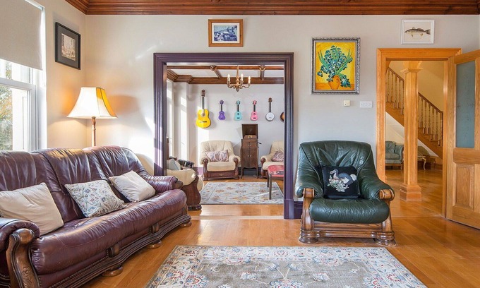 Carmarthen Casa | Casa de vacaciones con jacuzzi, WIFI, piscina privada, mascotas permitida, aparcamiento