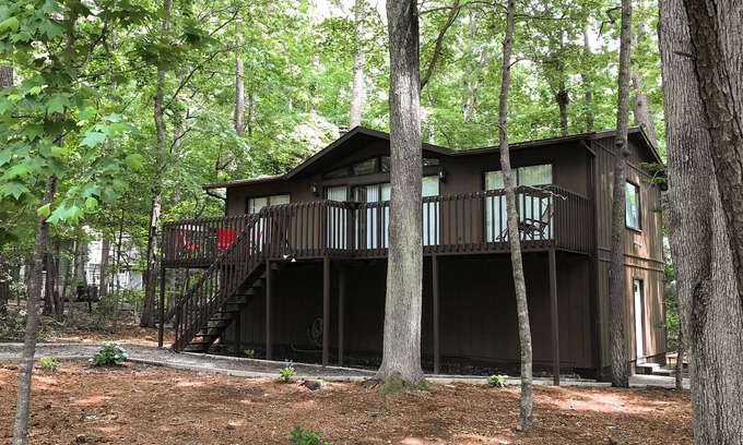 Ocean Pines Cabina | Wonderful Wooded Gem W/ Free WiFi, Full Kitchen, Private Deck & Great Location!