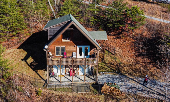 Bostic Cabina | Wonderfully Cozy Mountainside Log Cabin