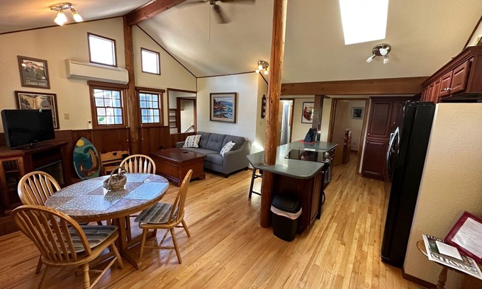 Florence Casa | Wonderfully located near Bay Street and all the wonderful restaurants. Sauna!