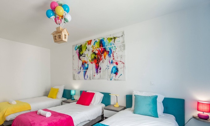 Chessy Apartamento | Wonderland By Plaza-Apartamento-Diseñador-Baño en la habitacion-Balcón