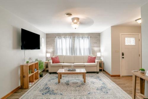 Mobile Casa | Wonderstruck on Wendover- 20 Mins to Downtown