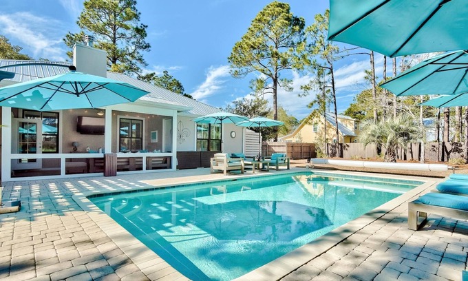 Sugarwood Beach Casa | Wood Beach Retreat – Perfect 30A Location offering Easy Beach Access & Private Pool