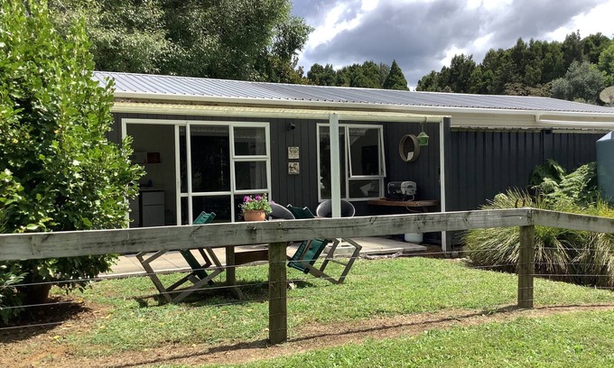 Waikino Cabaña | Wood Pigeon Cottage- Pet friendly 2kms from Hauraki Rail Trail-Free Breakfast