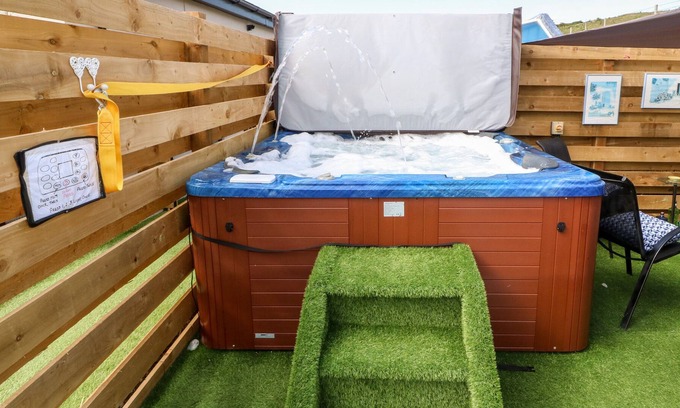 Amlwch Casa | WOODBANK LODGE, romantic, with hot tub in Llanfechell