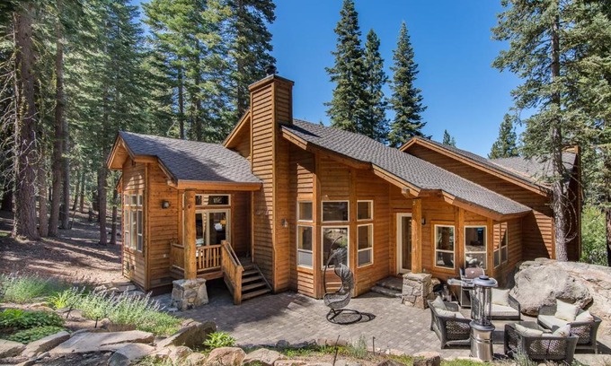 Truckee Casa | Wooded Luxury at Tahoe Donner