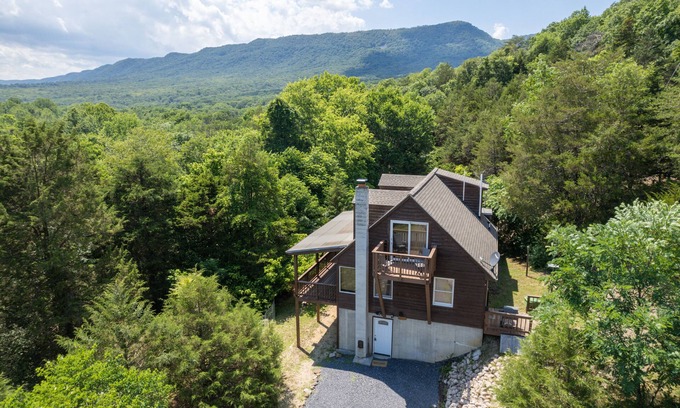 Front Royal Cabina | Wooded + Rustic Hideaway Minutes From River, Natl/State Parks, Hiking & Wineries