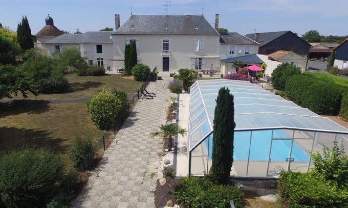 Chabournay Cabina | Caravana de madera en gran finca con piscina - para 4 personas