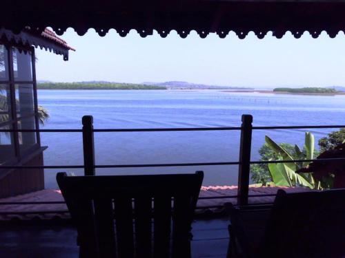 Ribandar Chalet De Esquí | WOODEN CHALET ON THE RIVER BANKS
