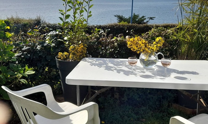 Roscanvel Chalet De Esquí | Chalet de madera con vistas al mar, amplio jardín.