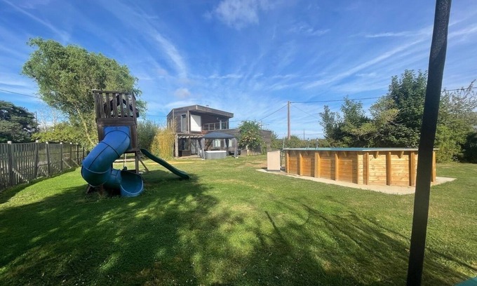 Montigny-le-Chartif Casa | Casa contemporánea de madera con spa, ideal para 8-12 personas.