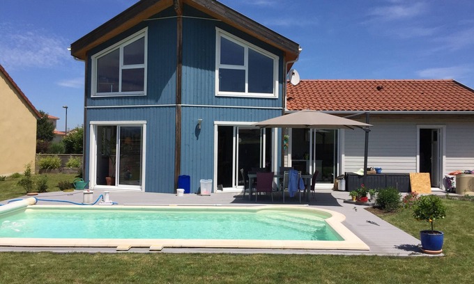 Perignat-sur-Allier Casa | Casa de madera con piscina