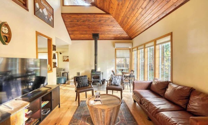 Zigzag Casa | Woodland Cabin Hot Tub Dogs Welcome