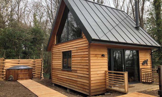Alfriston Cabina | Woodland Cabin Retreat in Alfriston - hot tub
