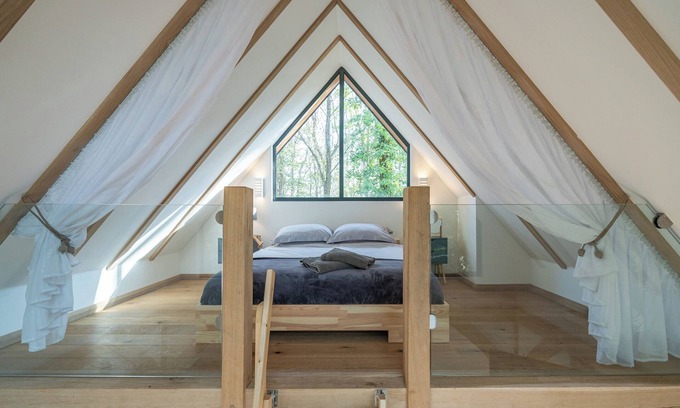 Alfriston Cabina | Woodland Cabin Retreat in Alfriston - hot tub