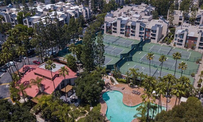 Woodland Hills Condominio | Woodland Hill Condo with Pool, Gym, Free Parking