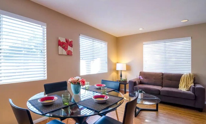 West Hills Apartamento | Woodland Hill/Warner Ctr. Retreat I Quiet area with no apartments close by.
