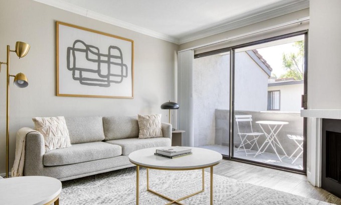 Warner Center Apartamento | Woodland Hills 1BR w Pool Gym nr Warner Center LAX-697