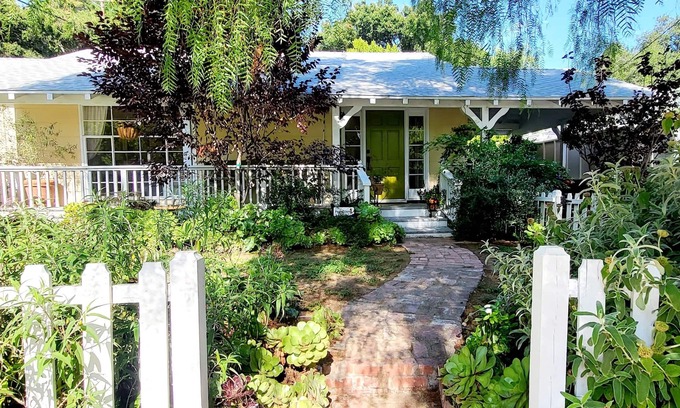 Woodland Hills Cabaña | Woodland Hills Cottage on beautiful 1/4 acre property