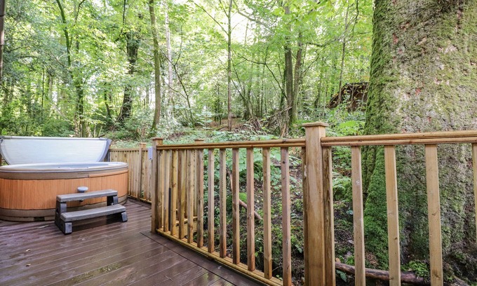 Troutbeck Bridge Cabaña | WOODLAND RETREAT, pet friendly, with hot tub in Windermere