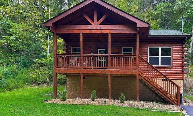 Sevierville Cabina | Woodland cabin with hot tub, front and rear porches, & free attraction tickets