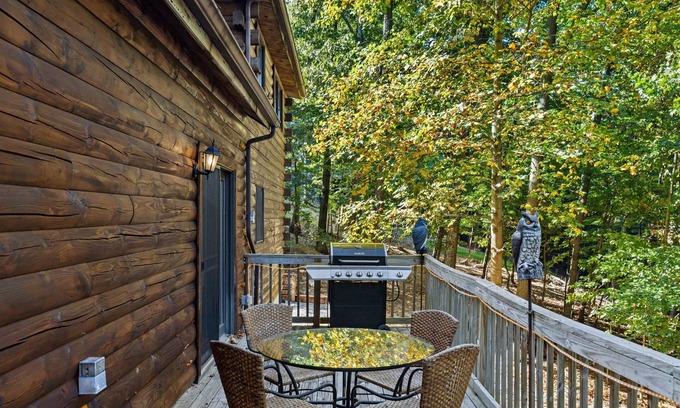Kabletown Cabina | Woodpecker Woods - Cozy Log Cabin w/ Hot Tub!