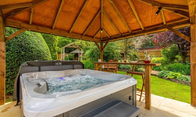 Costessey Cabaña | Woodside House | Stunning 7 bedroom property with a hot tub!