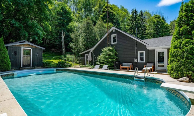 Meaford Cabaña | Woodski Retreat w/Heated Pool on 3+ Private Acres